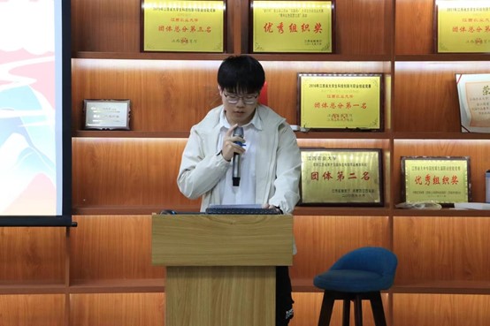 桌子上放满了不同类型的海报 中度可信度描述已自动生成